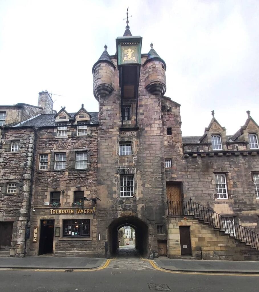 Royal Mile di Edimburgo: tutto sulla strada più famosa della città 126 canongate tolbooth, royal mile edimburgo