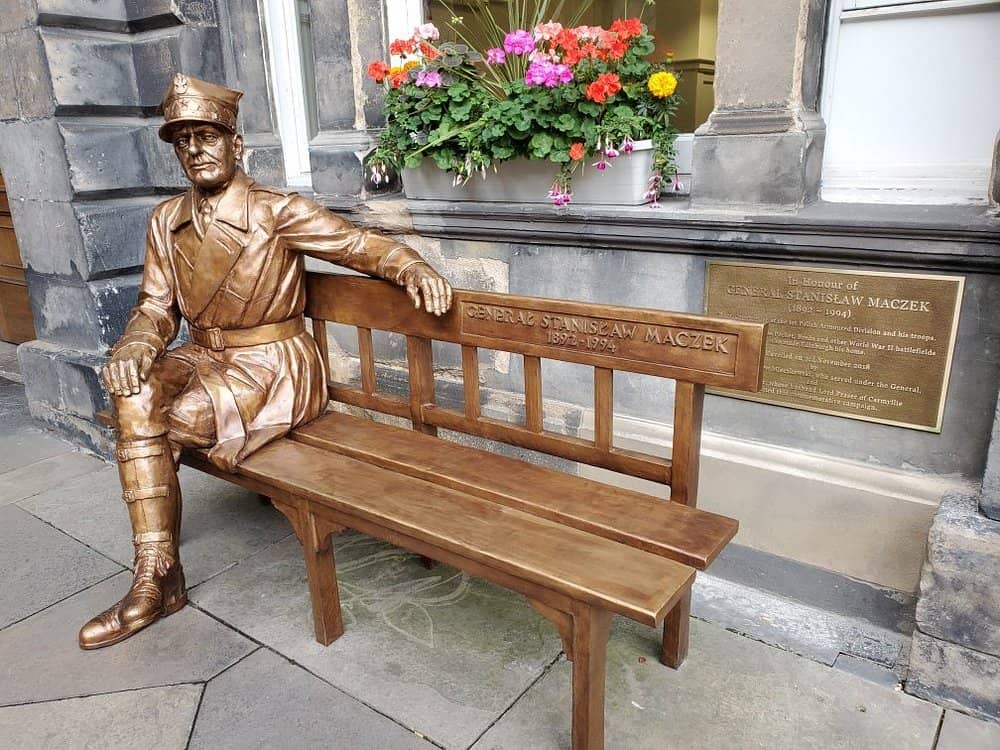 Royal Mile di Edimburgo: tutto sulla strada più famosa della città 65 la statua del generale Mackzek