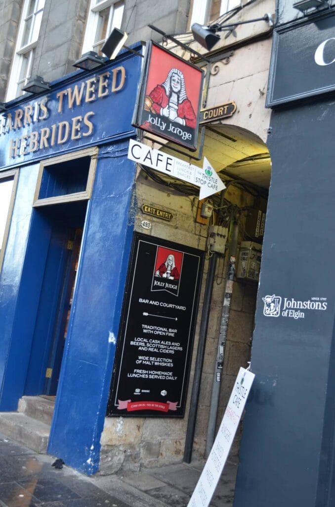 Royal Mile di Edimburgo: tutto sulla strada più famosa della città 33 jamess court 3