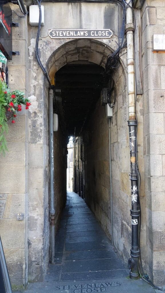 Royal Mile di Edimburgo: tutto sulla strada più famosa della città 84 stevenlaws close, royal mile di edimburgo