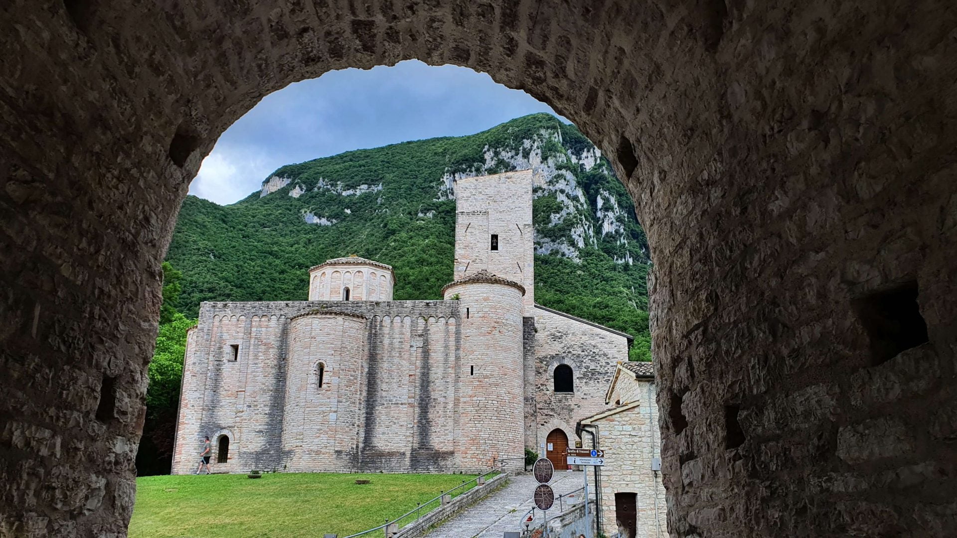 abbazia-di-san-vittore-alle-chiuse-un-luogo-mistico-delle-marche