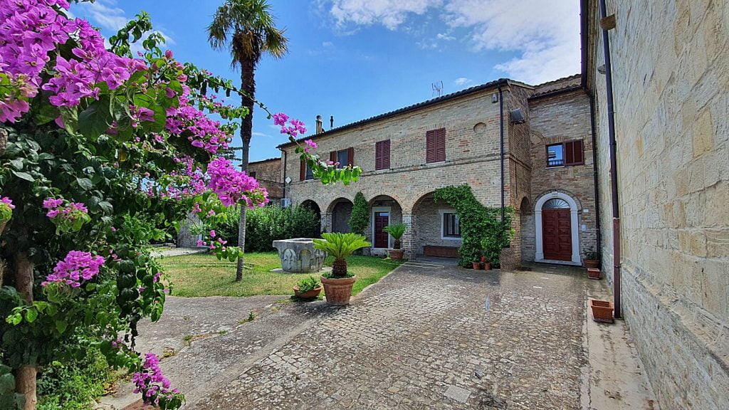 giardino della chiesa di santa maria a mare