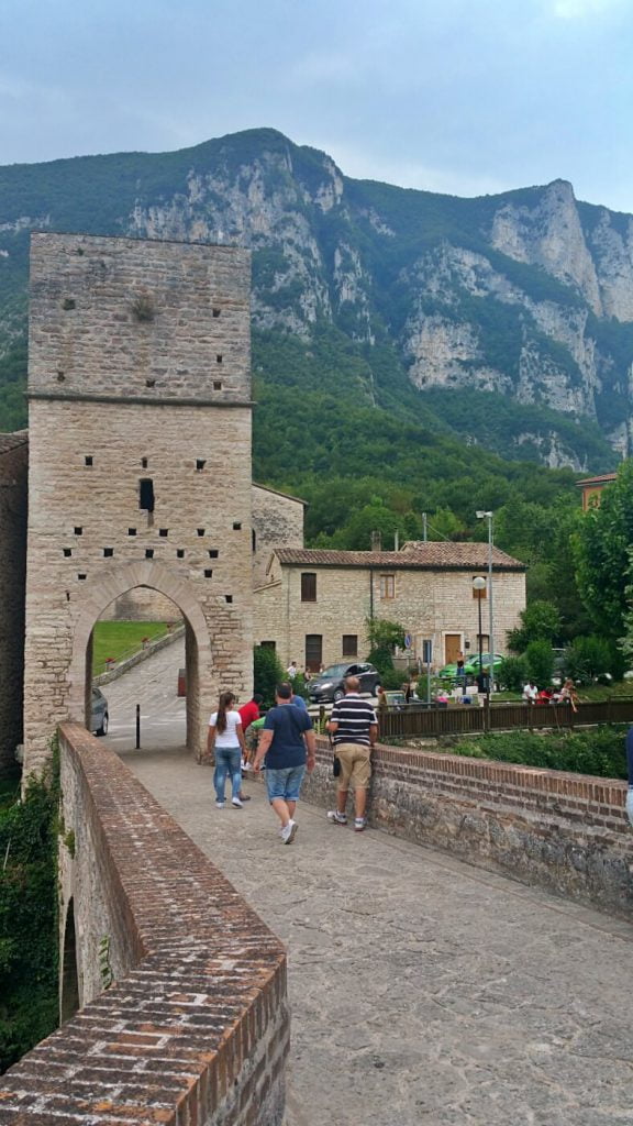 ponte romano e torre romanico gotica