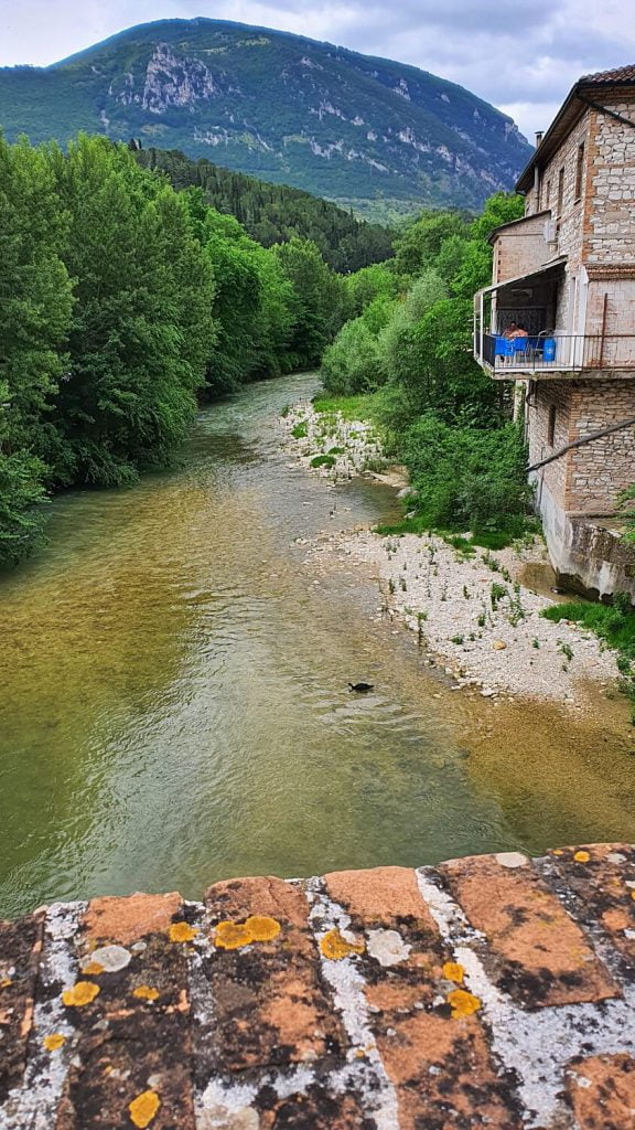 ponte romano e vista sul fiume sentino