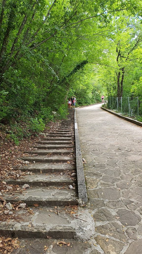 strada per salire al santuario di frasassi