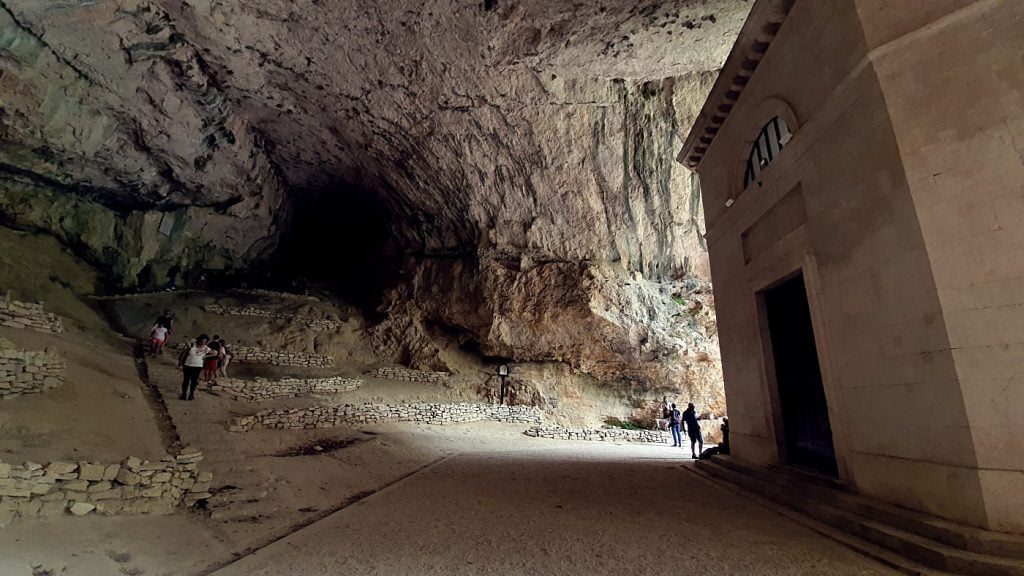 destinazione marche - tempio valadier - cosa vedere nelle marche - tempietto valadier genga