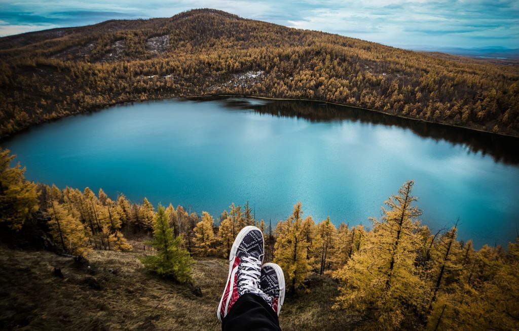 cosa spinge a viaggiare - un'immensa foresta e un grande lago
