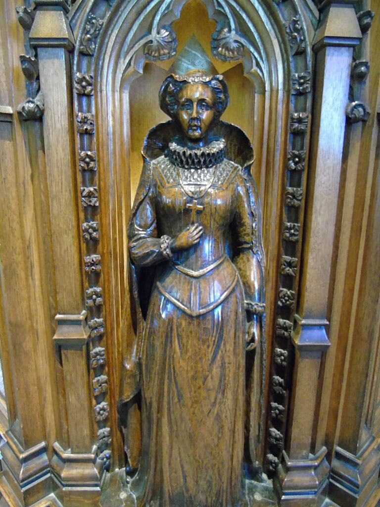 St Michaels Parish Church statua di mary stuart