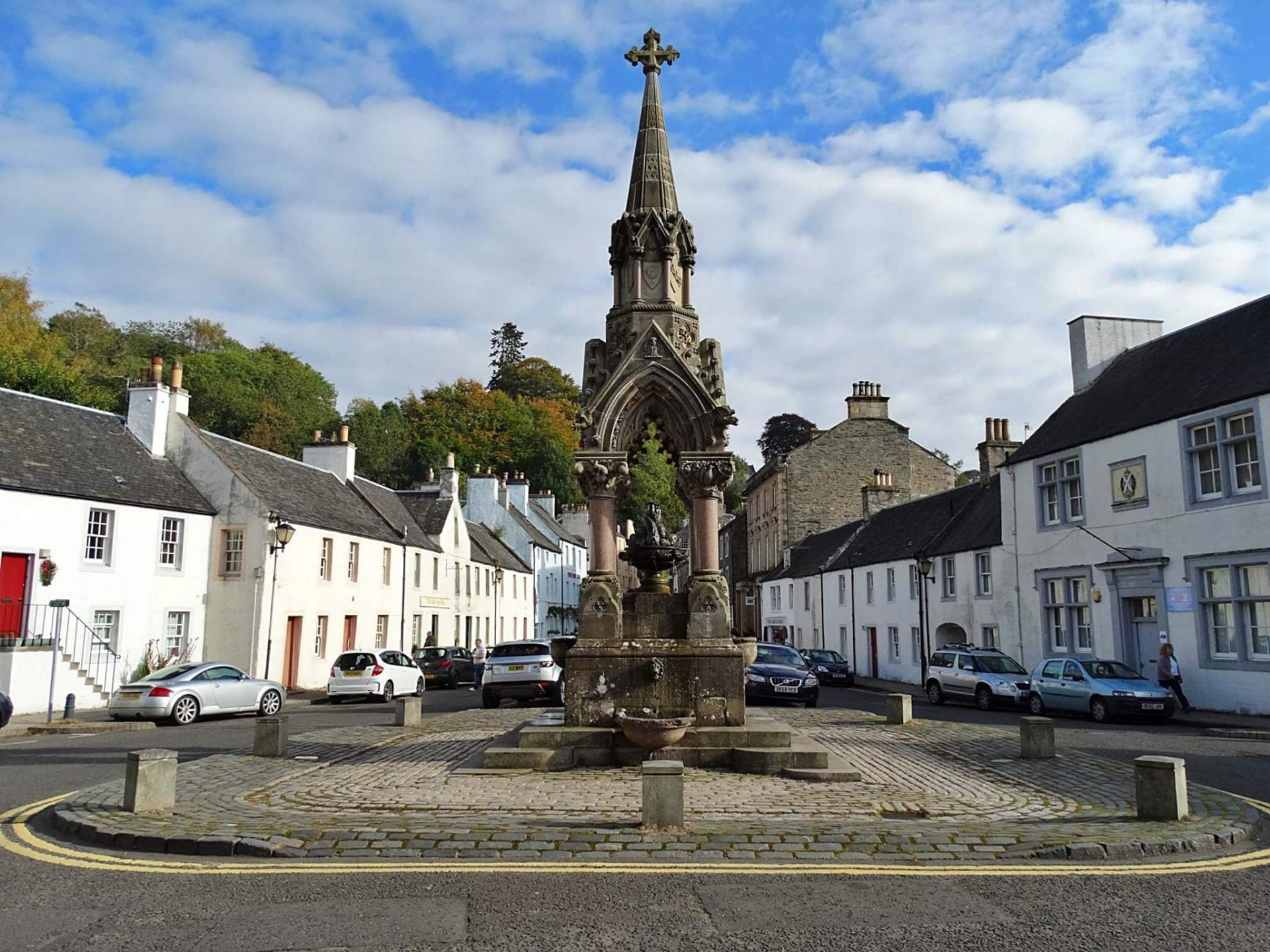 Dunkeld e Birnam un'antica cattedrale sul fiume, alberi secolari e storia