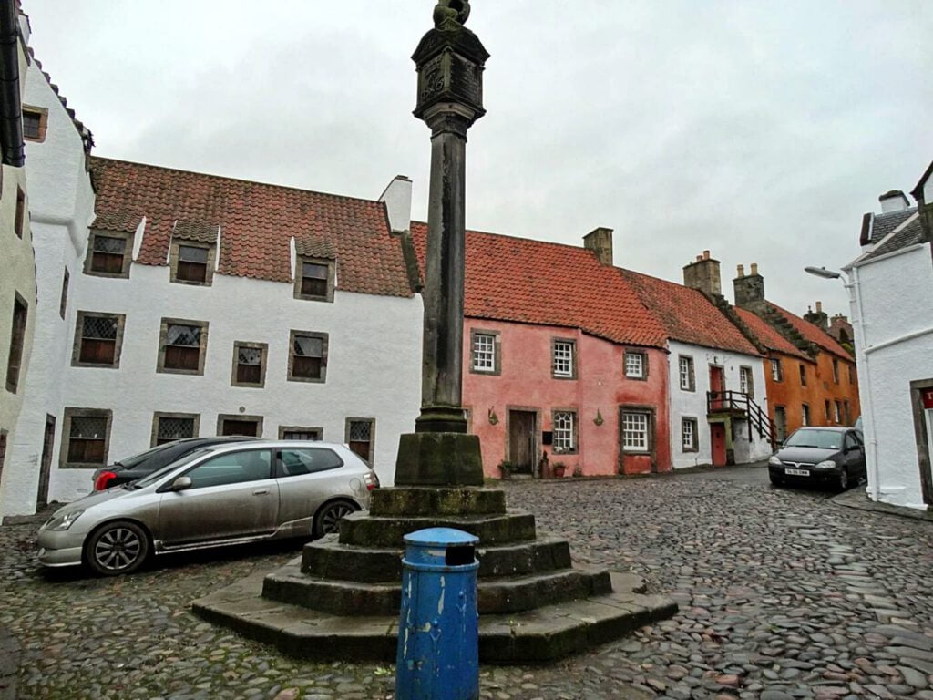 mercat cross - il borgo di outlander