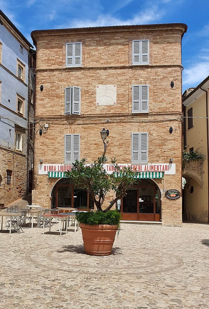 piazza peretti, borghi da vedere nelle marche, borghi più belli d'italia nelle marche, grottammare paese alto