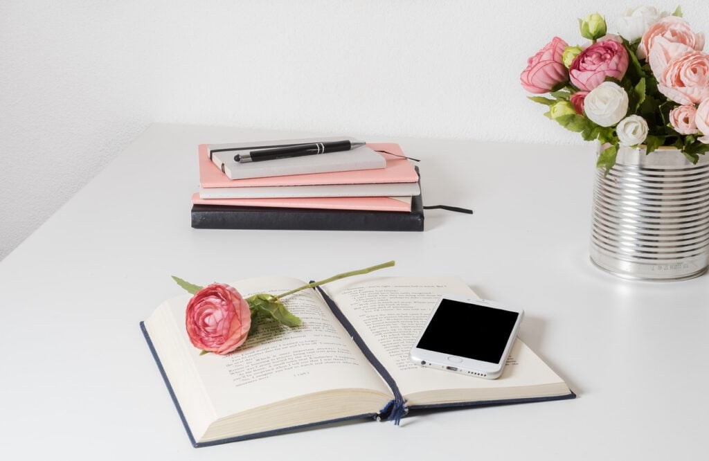 scrittura creativa, lavorare con un content creator cross mediale
