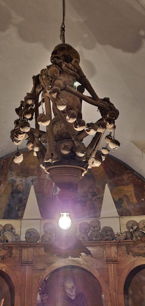 chiesa morti urbania, cimitero mummie
