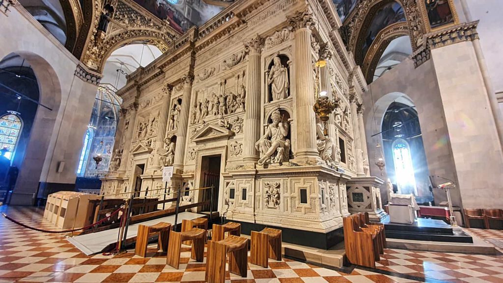 la santa casa di loreto, madonna di loreto, basilica di loreto, madonna nera loreto