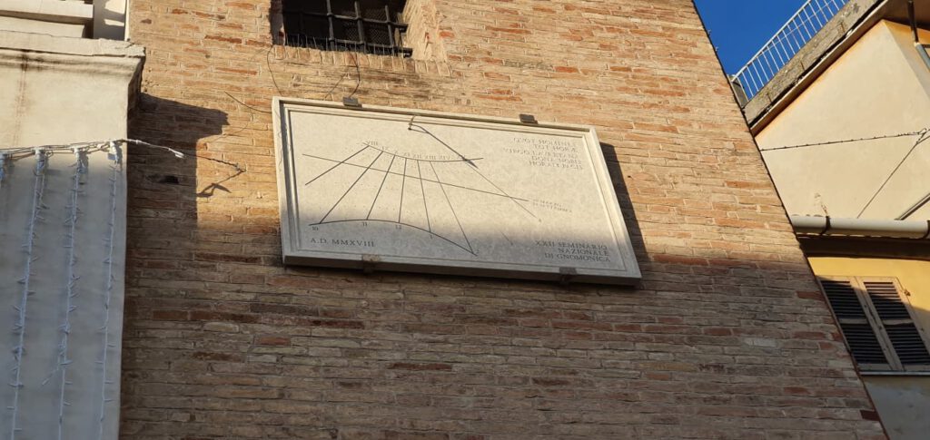 orologio solare di porta romana loreto, visitare le marche