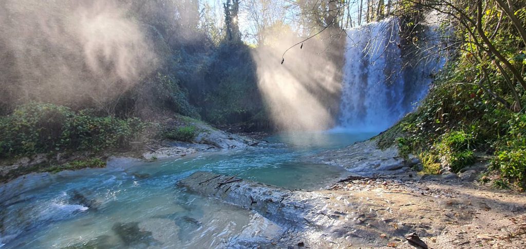 la via delle cascate perdute a Sarnano, turismo outdoor