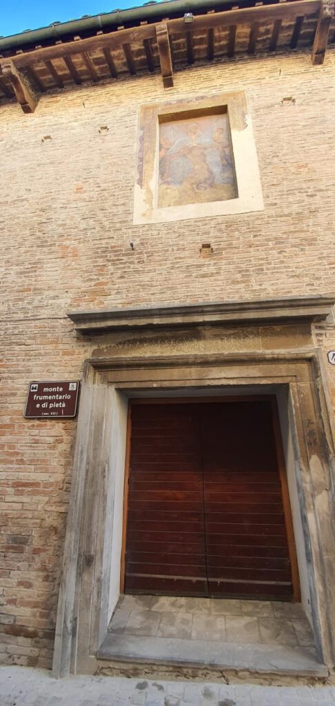 Cosa vedere a Sarnano il borgo medievale ai piedi dei Sibillini 37 monte frumentario e monte di pietà