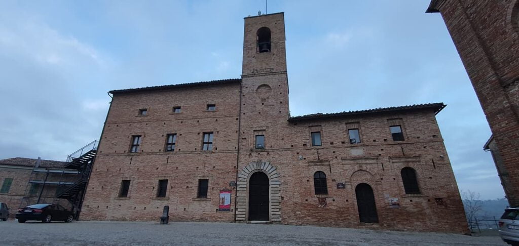 palazzo del podestà, sarnano cosa vedere, sarnano centro storico