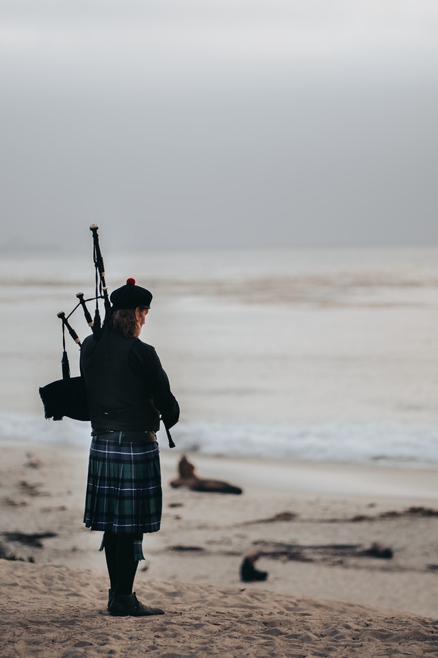 kilt scozia, highland dress, highlander in kilt