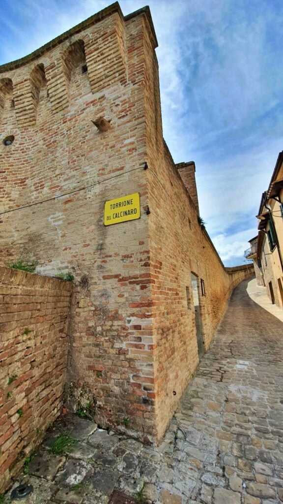le antiche mura del borgo