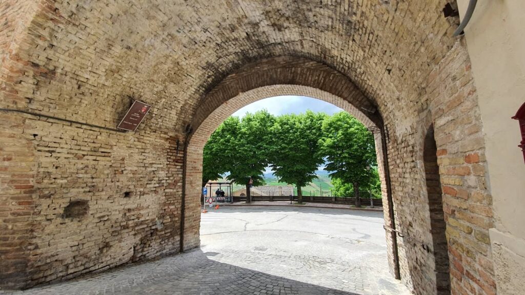 le antiche porte del borgo di corinaldo