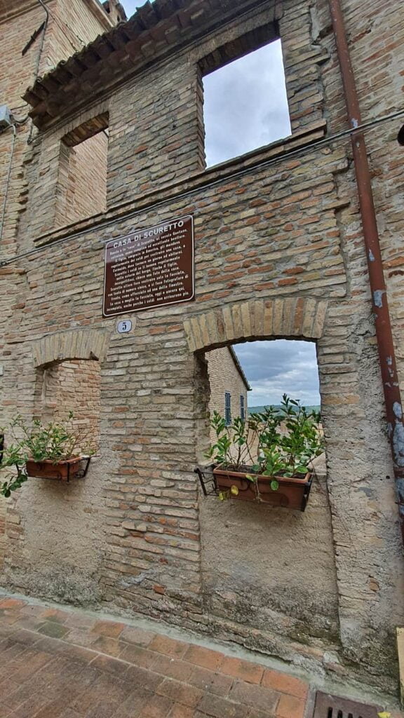 casa di scuretto a corinaldo