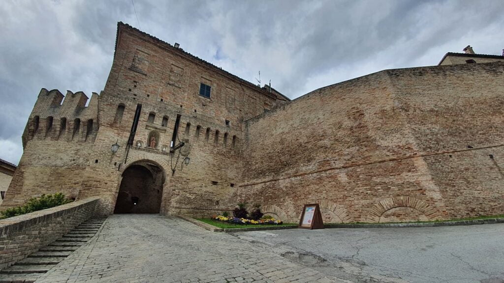 porta di santa maria del marcato corinaldo