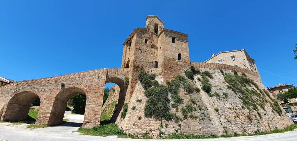 il castello di loretello, itinerari marche