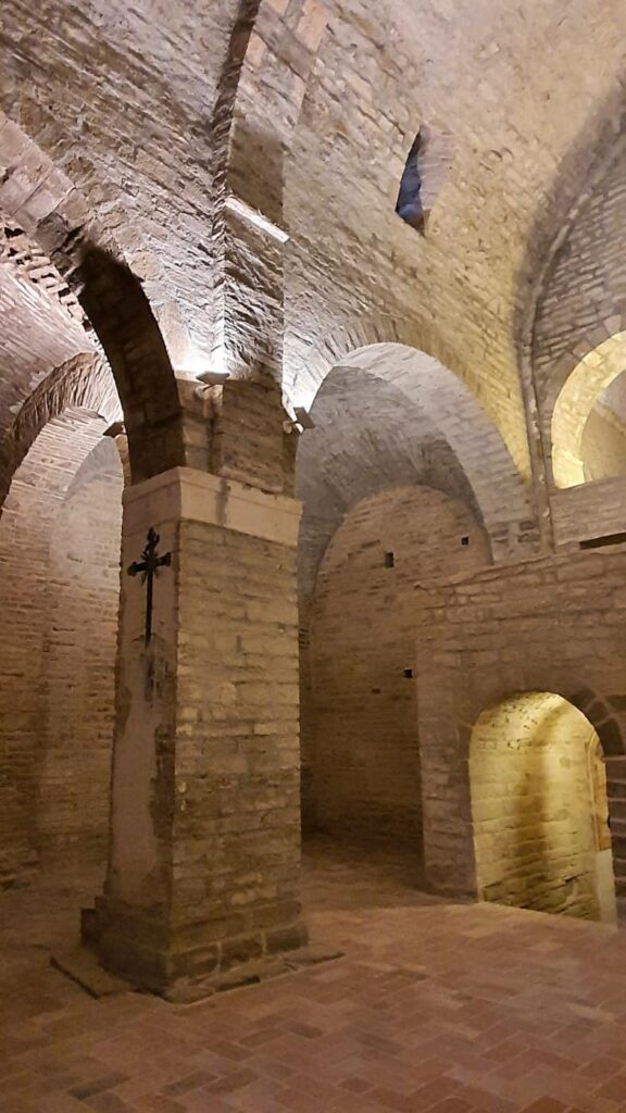 abbazia di sant'urbano sull'Esinate ad Apiro, abbazie nelle marche, valle di san clemente marche