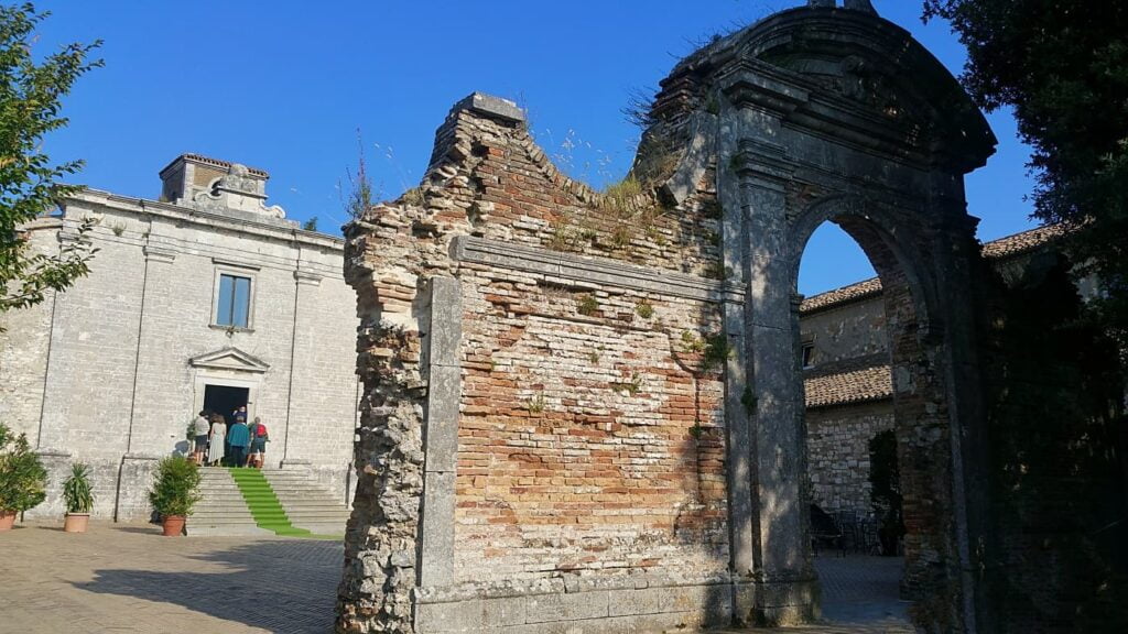 Badia di san pietro al conero, cosa fare vicino sirolo