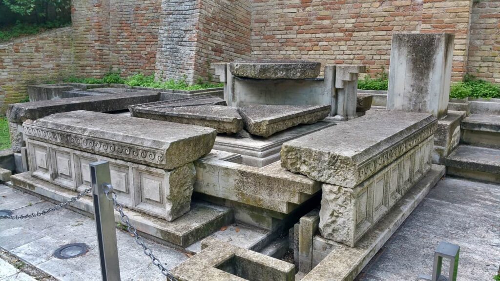 la primitiva tomba di Giacomo Leopardi a recanati, cosa vedere a recanati