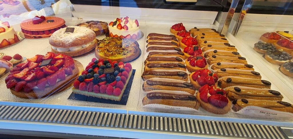 eclair, macarones, torta di mele, dolci francesi