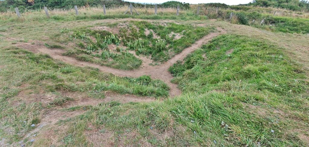 Cosa vedere a Pointe du Hoc in Normandia 5 crateri lasciati dalle bombe