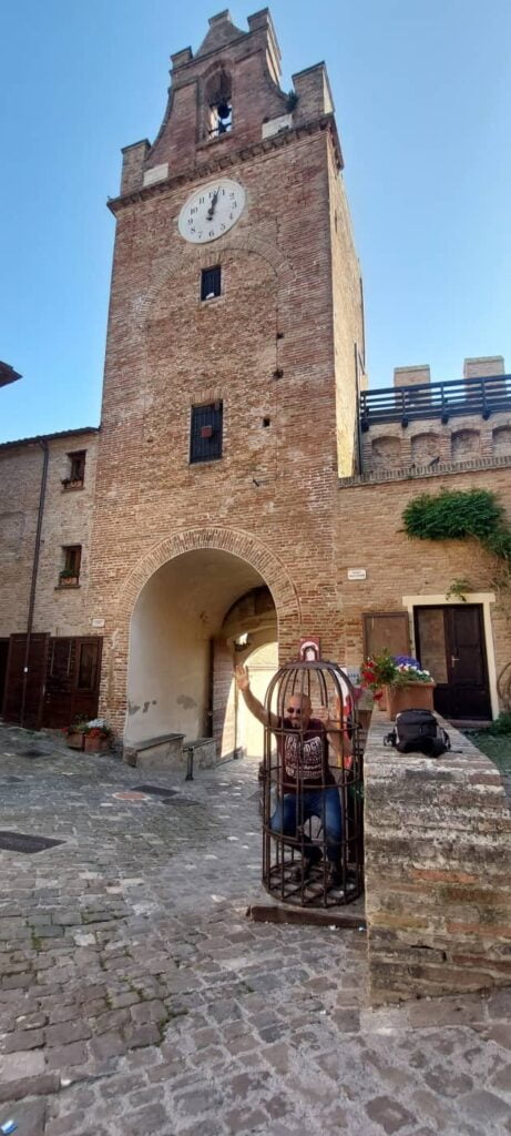 Borghi più belli delle Marche: un viaggio romantico nel medioevo 4 gradara porta d'accesso al borgo