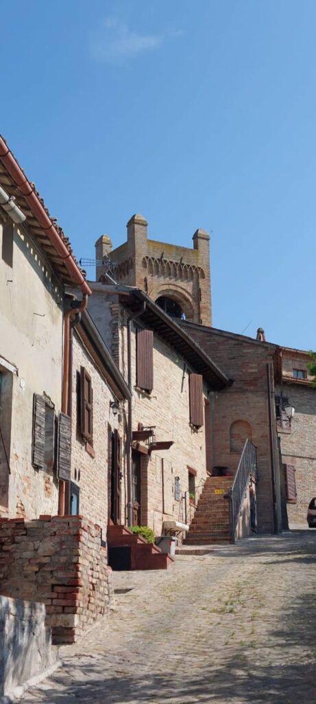 Borghi più belli delle Marche: un viaggio romantico nel medioevo 109 borgo di montefabbri, marche