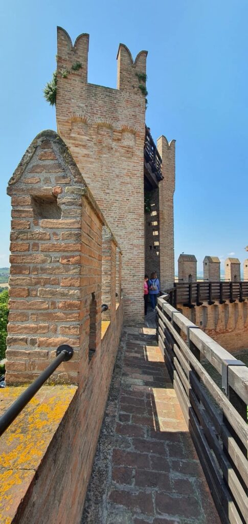 Borghi più belli delle Marche: un viaggio romantico nel medioevo 38 camminamenti di ronda