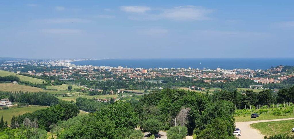 Borghi più belli delle Marche: un viaggio romantico nel medioevo 36 viste dai camminamenti di ronda di gradara, borghi più belli delle marche