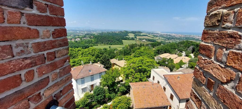 Borghi più belli delle Marche: un viaggio romantico nel medioevo 35 viste dai camminamenti di ronda di gradara