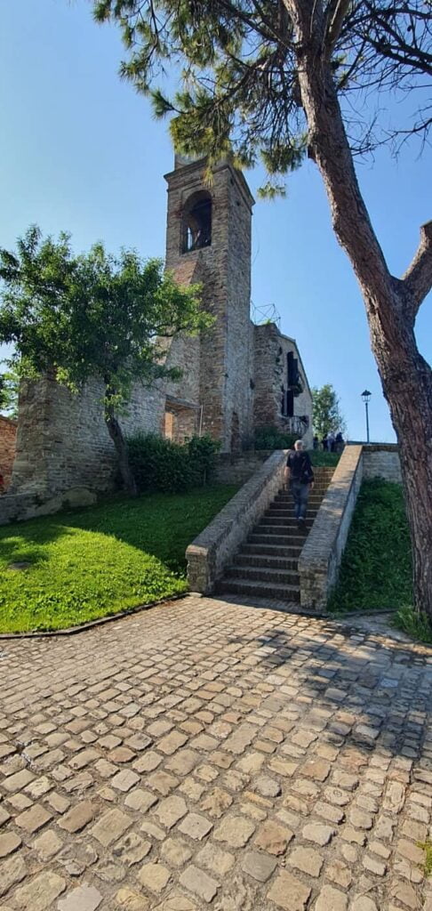 Borghi più belli delle Marche: un viaggio romantico nel medioevo 72 borghi più belli delle marche - fiorenzuola di focara, chiesa di sant'andrea