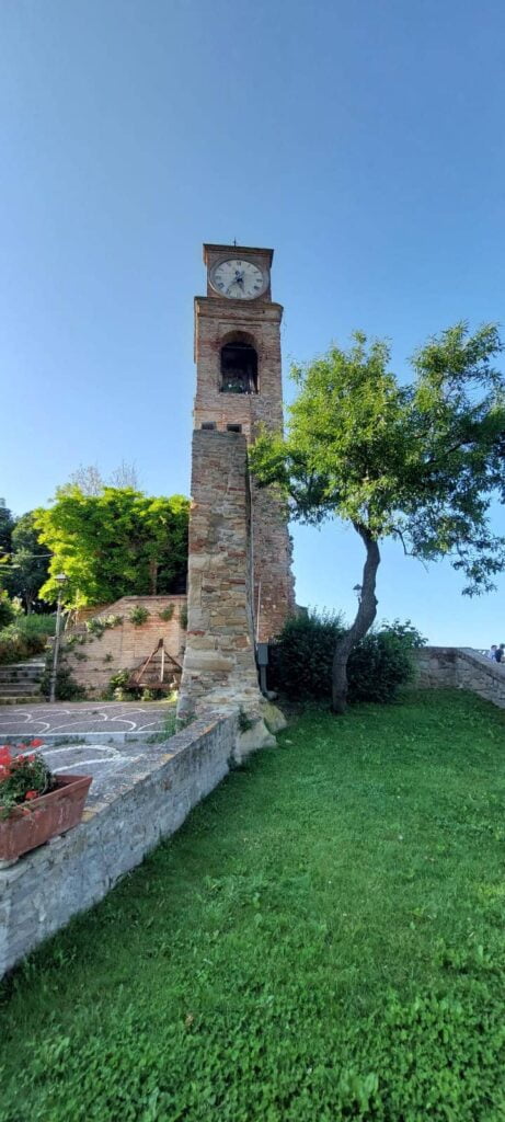 Borghi più belli delle Marche: un viaggio romantico nel medioevo 75 fiorenzuola di focara, chiesa di sant'andrea
