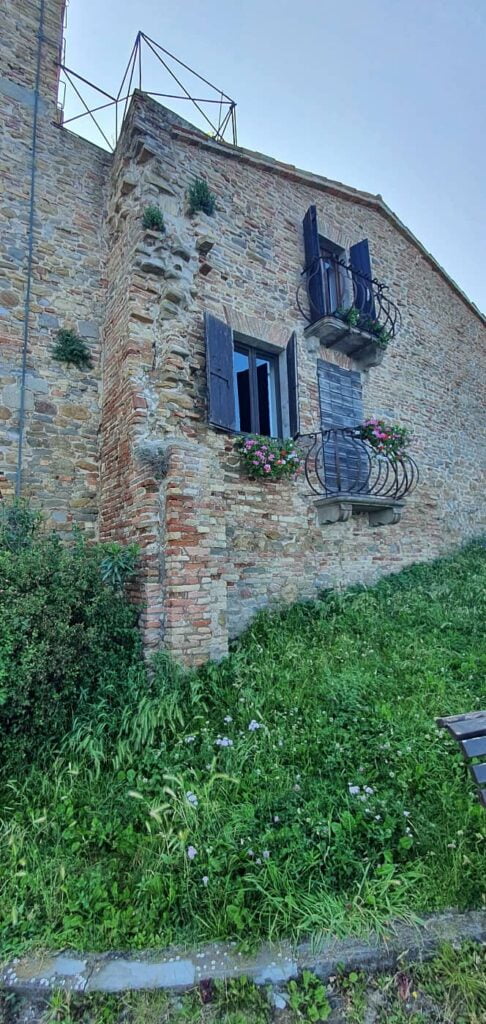 Borghi più belli delle Marche: un viaggio romantico nel medioevo 73 borghi più belli delle Marche, fiorenzuola di focara