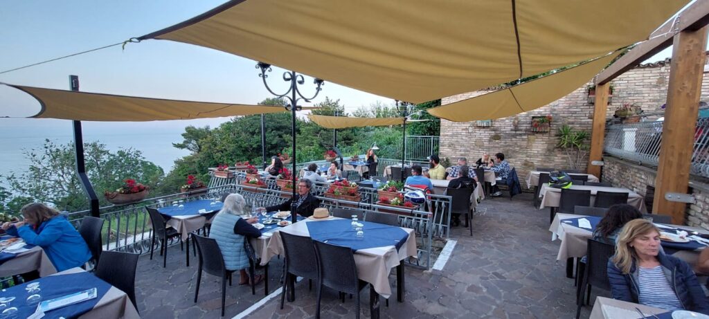 Borghi più belli delle Marche: un viaggio romantico nel medioevo 87 dove mangiare a fiorenzuola di focara