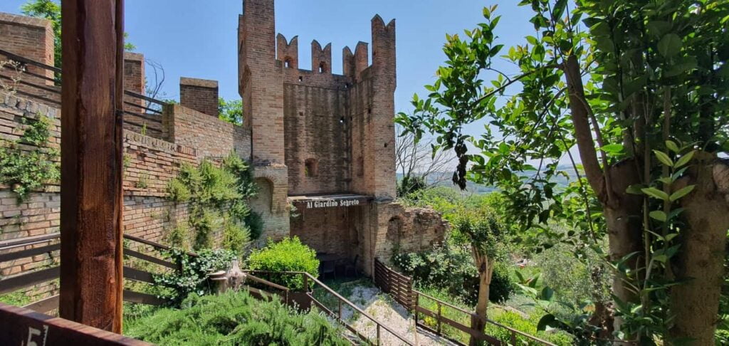 Borghi più belli delle Marche: un viaggio romantico nel medioevo 52 dove mangiare a gradara, al giardino segreto