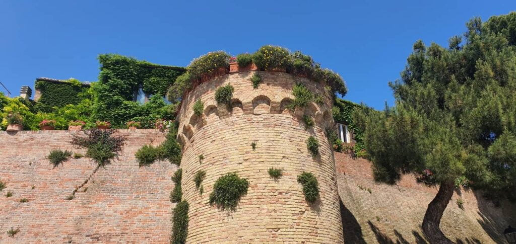 Borghi più belli delle Marche: un viaggio romantico nel medioevo 77 fiorenzuola di focara, borghi più belli d'italia nelle marche