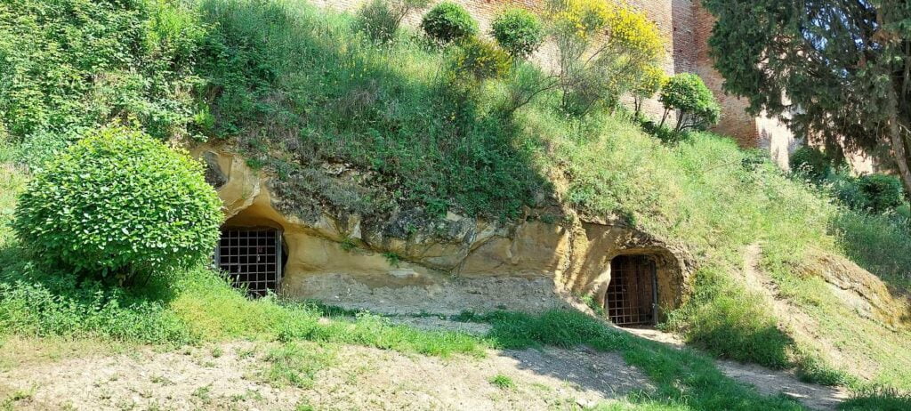 Borghi più belli delle Marche: un viaggio romantico nel medioevo 48 grotte medievali gradara