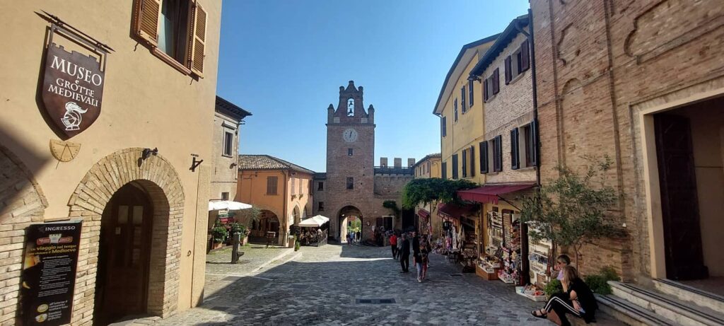Borghi più belli delle Marche: un viaggio romantico nel medioevo 41 museo e grotte medievali - borghi più belli delle marche
