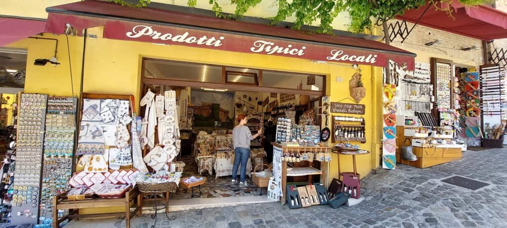 Borghi più belli delle Marche: un viaggio romantico nel medioevo 56 cosa mangiare a gradara