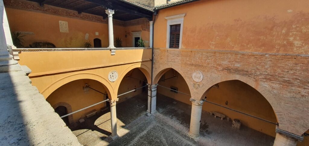 Borghi più belli delle Marche: un viaggio romantico nel medioevo 15 cortile interno, rocca di gradara