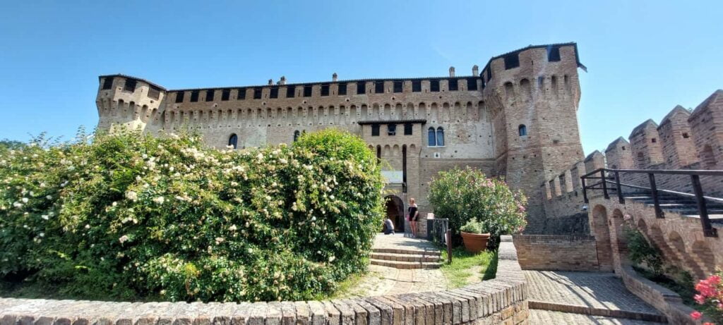 Borghi più belli delle Marche: un viaggio romantico nel medioevo 2 rocca di Gradara