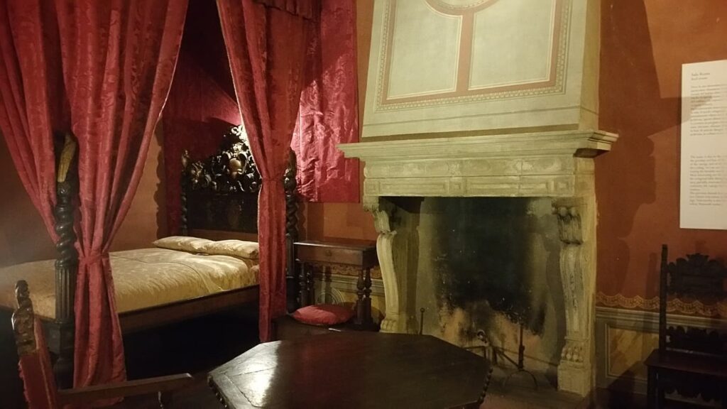 Borghi più belli delle Marche: un viaggio romantico nel medioevo 30 sala rossa, rocca di gradara